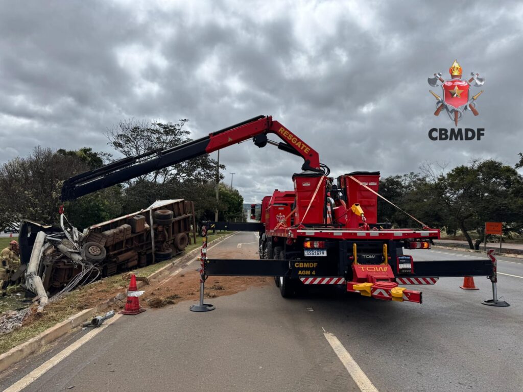 Caminhão capota na EPIA Norte e motorista é resgatado das ferragens