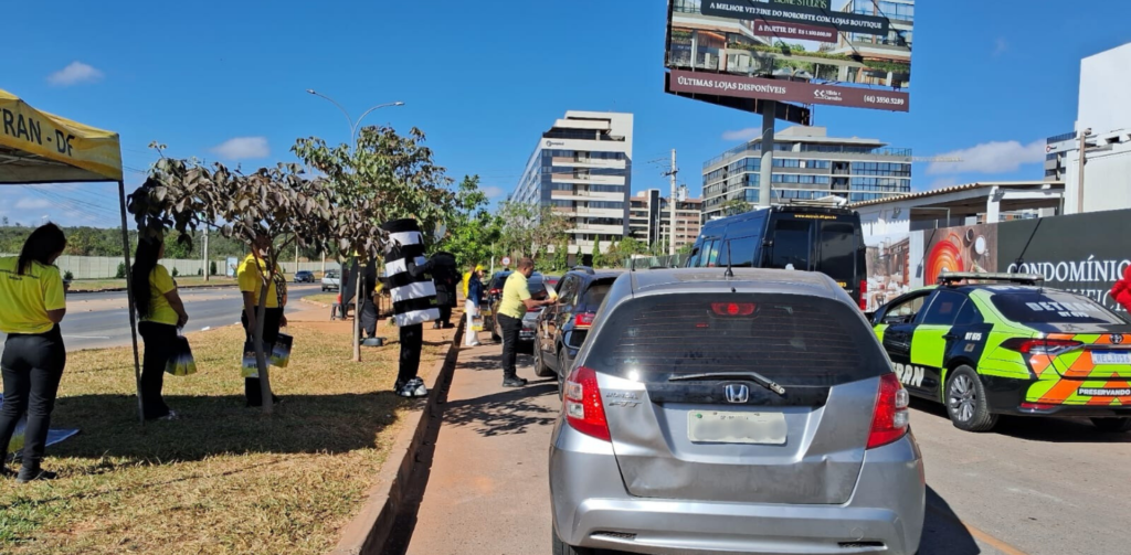 Detran-DF realiza blitz educativa no Setor Noroeste