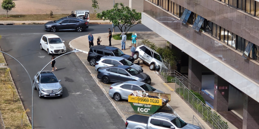 Veículo do DER invade bloco residencial no Noroeste