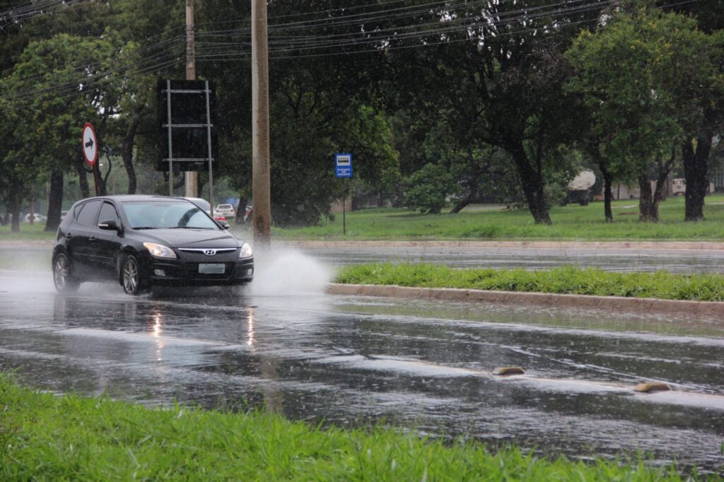 Chuvas no DF exigem atenção redobrada no trânsito