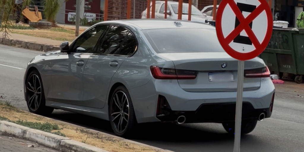 Motoristas estacionam em local proibido e atrapalham o trânsito no Noroeste