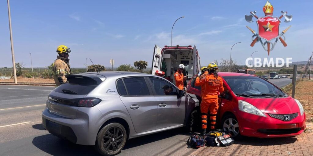 Acidente entre dois carros mobiliza bombeiros no Setor Noroeste