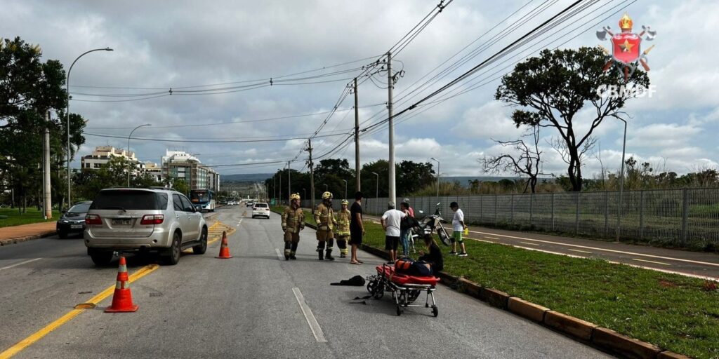 Colisão entre carro e moto mobiliza Corpo de Bombeiros no Noroeste
