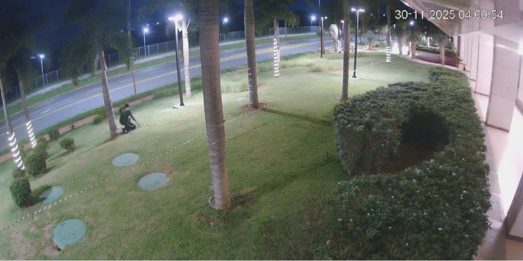 Furto de cabos apaga parte da iluminação de Natal no Jardim dos Ipês, no Noroeste