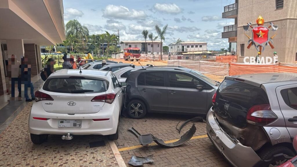 Carro atinge veículos estacionados e pilastra no Noroeste