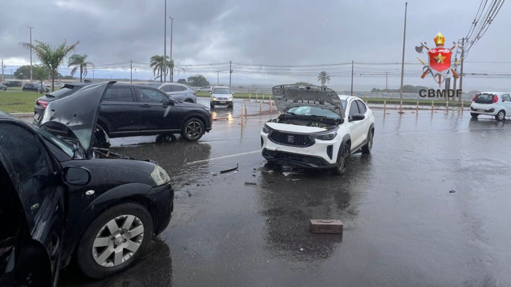 Acidente na entrada do Noroeste deixa uma pessoa ferida e interdita faixas da via